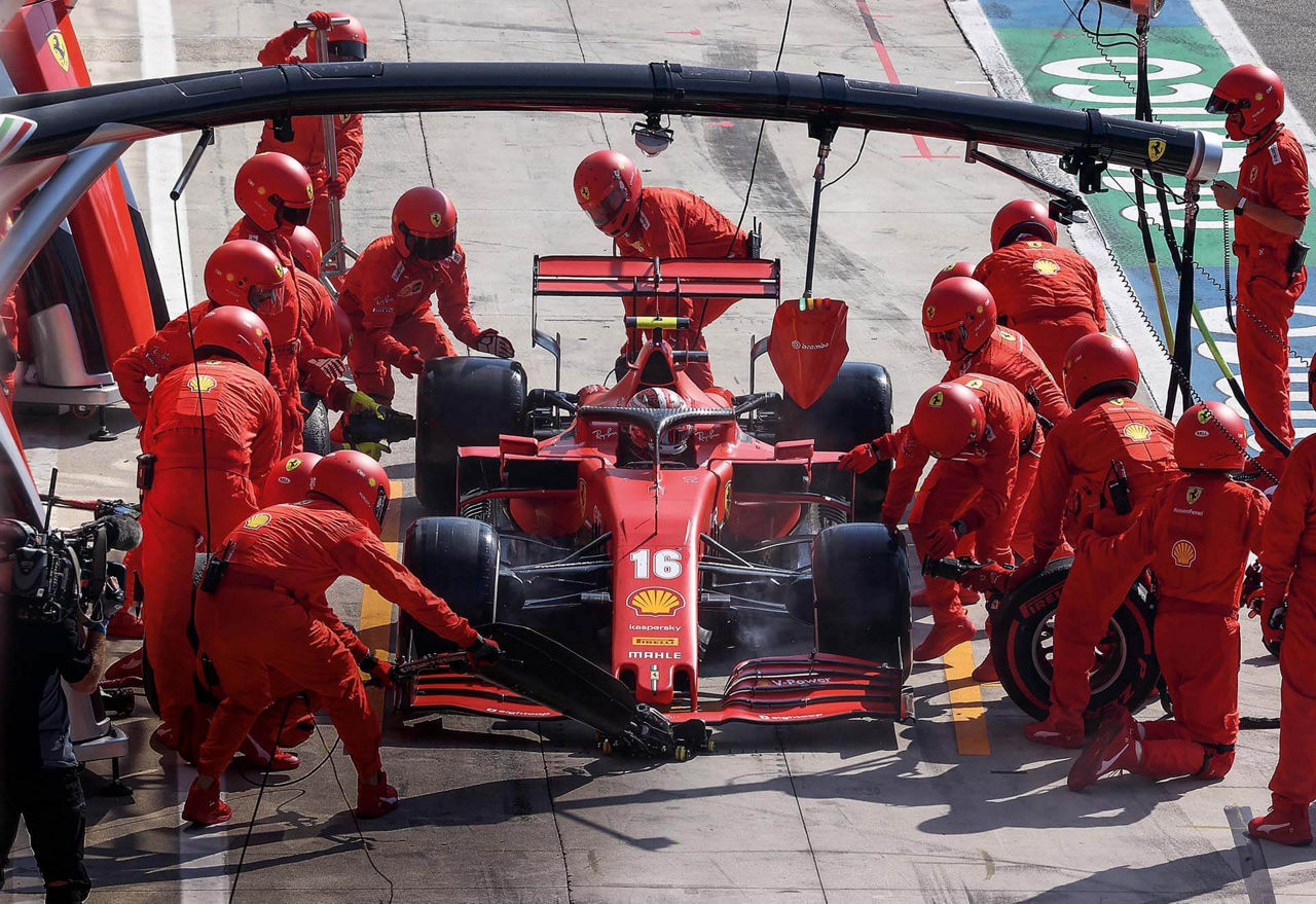 Ein Formel 1-Ferrari am Boxenstopp.