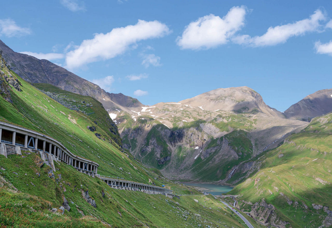 Blick auf die Passstraße am Großglockner, die in diesem Abschnitt in einem halboffenen Tunnel verläuft.