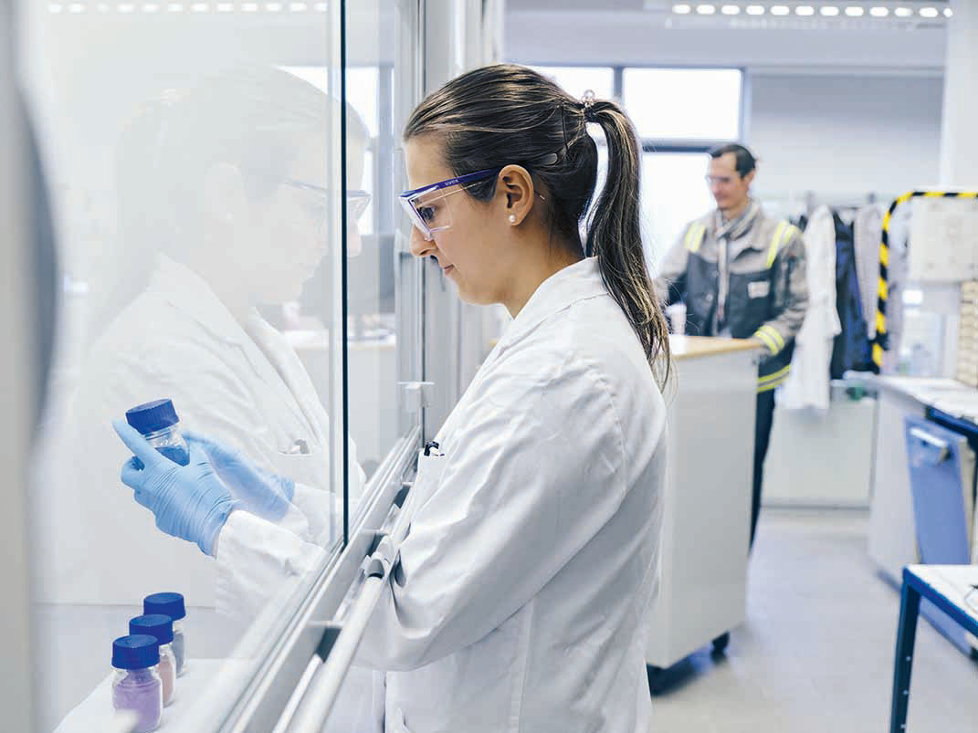 Laborantin Mona Müller prüft am Evonik-Standort Hanau die Zwischenstufe einer Katalysatorsynthese
---------
Laboratory technician Mona Müller tests the intermediate stage of catalyst synthesis at the Evonik site in Hanau