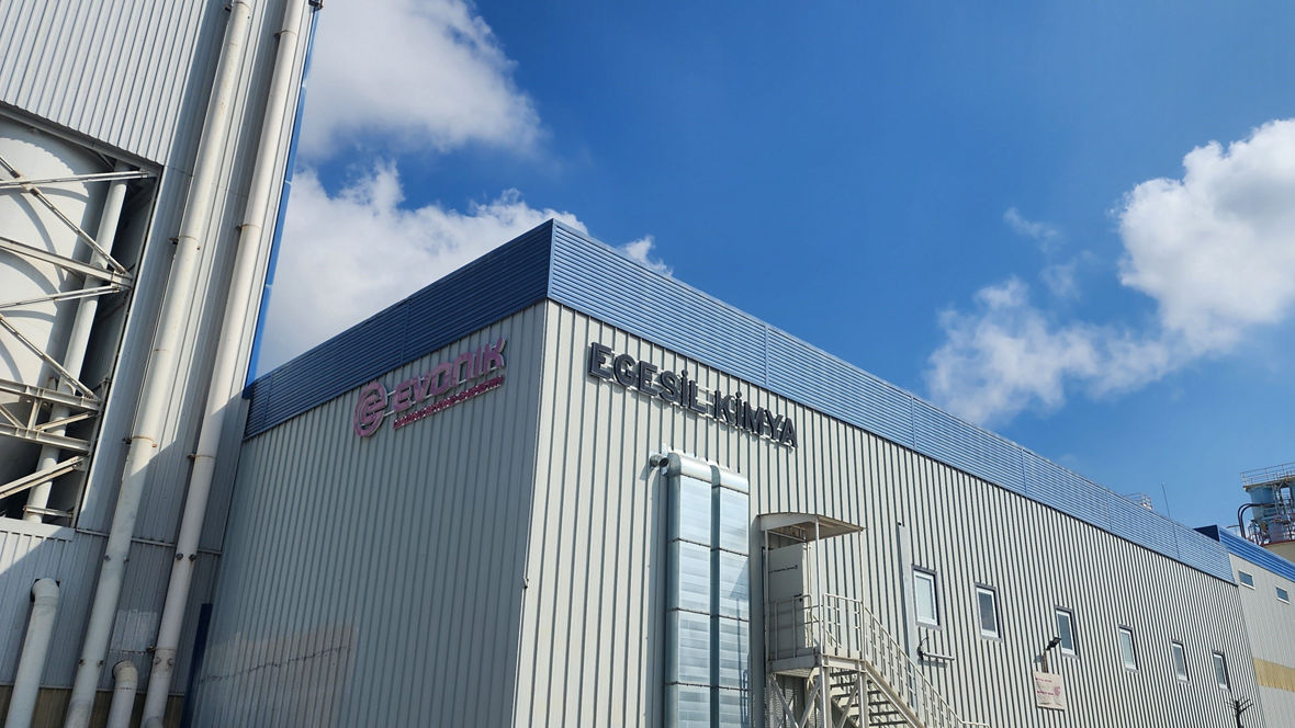 EGESIL KIMYA SANAYI

Egesil is a joint venture between Evonik (51%) and Ege Kimya (49%) established for the production of precipitated silica.
In October 2019, Egesil Kimya Sanayi has put a new precipitated silica manufacturing facility into operation at its site in Adapazari in North Türkiye. This increases the annual production capacity for precipitated silica at this site by 40,000 metric tons and created around 40 new jobs. The company has invested a sum in the low double-digit million euro range in the construction of these facilities.
The new plant in Adapazari enables the joint venture partners to also cater to their customers in Türkiye , Eastern Europe, and the Middle East with more regionally produced silicas using the short delivery channels to which their clients are accustomed.
-----------------------
EGESIL KIMYA SANAYI
Egesil ist ein Joint Venture zwischen Evonik (51 %) und Ege Kimya (49 %), das zur Herstellung von gefällter Kieselsäure gegründet wurde.
Im Oktober 2019 hat Egesil Kimya Sanayi an seinem Standort in Adapazari in der Nordtürkei eine neue Produktionsanlage für gefällte Kieselsäure in Betrieb genommen. Damit erhöht sich die jährliche Produktionskapazität für gefällte Kieselsäure an diesem Standort um 40.000 Tonnen und es entstehen rund 40 neue Arbeitsplätze. In den Bau dieser Anlagen hat das Unternehmen einen niedrigen zweistelligen Millionenbetrag investiert.
Die neue Anlage in Adapazari ermöglicht es den Joint-Venture-Partnern, auch ihre Kunden in der Türkei, in Osteuropa und im Nahen Osten mit mehr regional produzierten Kieselsäuren auf den gewohnt kurzen Lieferwegen zu versorgen.