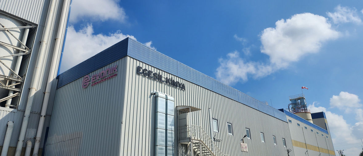 EGESIL KIMYA SANAYI

Egesil is a joint venture between Evonik (51%) and Ege Kimya (49%) established for the production of precipitated silica.
In October 2019, Egesil Kimya Sanayi has put a new precipitated silica manufacturing facility into operation at its site in Adapazari in North Türkiye. This increases the annual production capacity for precipitated silica at this site by 40,000 metric tons and created around 40 new jobs. The company has invested a sum in the low double-digit million euro range in the construction of these facilities.
The new plant in Adapazari enables the joint venture partners to also cater to their customers in Türkiye , Eastern Europe, and the Middle East with more regionally produced silicas using the short delivery channels to which their clients are accustomed.
-----------------------
EGESIL KIMYA SANAYI
Egesil ist ein Joint Venture zwischen Evonik (51 %) und Ege Kimya (49 %), das zur Herstellung von gefällter Kieselsäure gegründet wurde.
Im Oktober 2019 hat Egesil Kimya Sanayi an seinem Standort in Adapazari in der Nordtürkei eine neue Produktionsanlage für gefällte Kieselsäure in Betrieb genommen. Damit erhöht sich die jährliche Produktionskapazität für gefällte Kieselsäure an diesem Standort um 40.000 Tonnen und es entstehen rund 40 neue Arbeitsplätze. In den Bau dieser Anlagen hat das Unternehmen einen niedrigen zweistelligen Millionenbetrag investiert.
Die neue Anlage in Adapazari ermöglicht es den Joint-Venture-Partnern, auch ihre Kunden in der Türkei, in Osteuropa und im Nahen Osten mit mehr regional produzierten Kieselsäuren auf den gewohnt kurzen Lieferwegen zu versorgen.