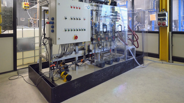 Evonik will die Elektrodialyse im großtechnischen Maßstab nutzbar machen. Mit Hilfe der Elektrodialyse können Salze, die in vielen chemischen Prozessen anfallen, getrennt und wieder in ihre wertvollen Ausgangsstoffe umgewandelt werden. In der Pilotanlage am Evonik-Standort Hanau wird aus Natriumsulfat mittels Elektrodialyse Natronlauge und Schwefelsäure gewonnen.----------Evonik wants to use electrodialysis on an industrial scale. With the help of electrodialysis, salts that are produced in many chemical processes can be separated and converted back into their valuable starting materials. In the pilot plant at Evonik's Hanau site, sodium sulfate is converted into caustic soda and sulfuric acid using electrodialysis.