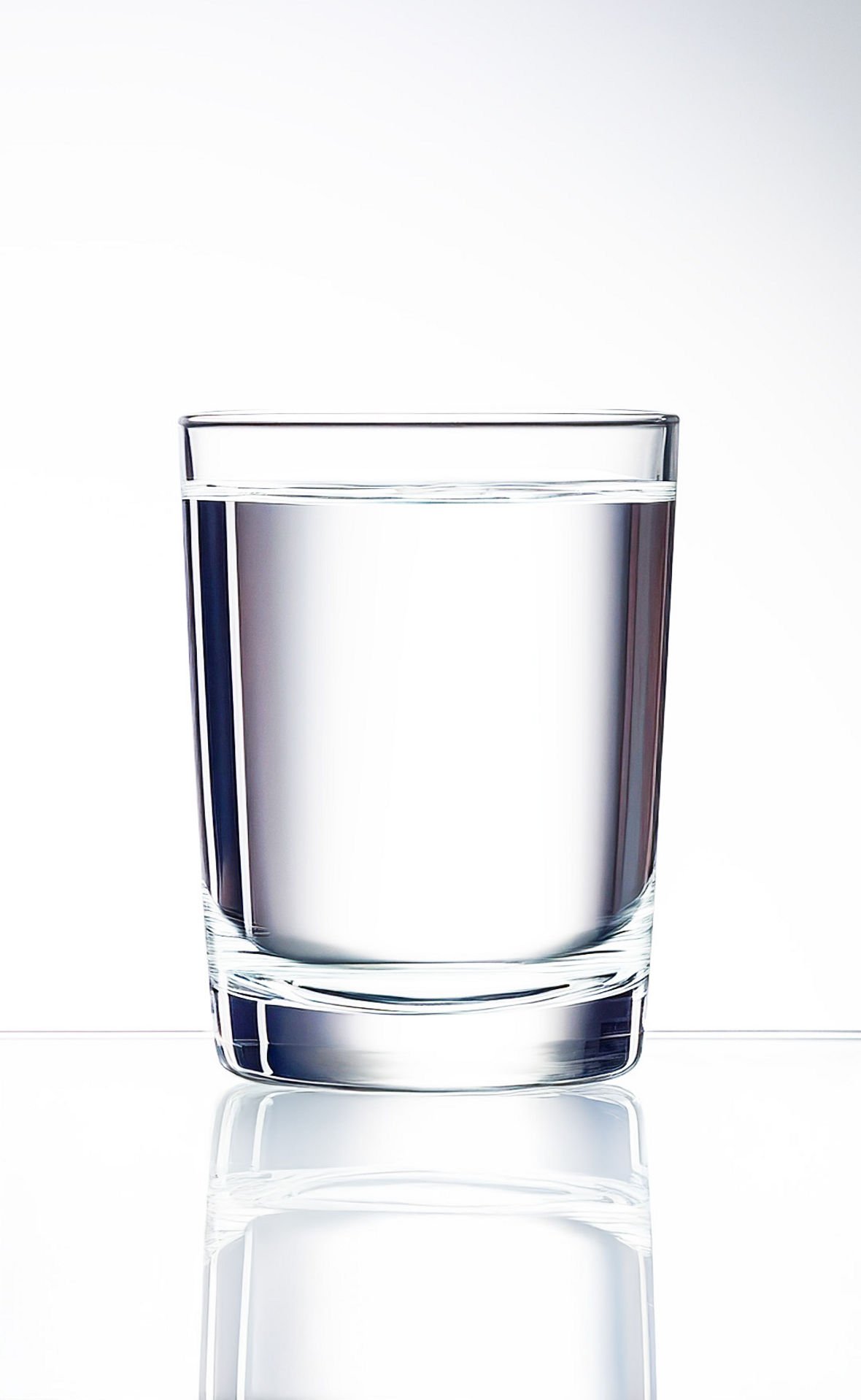 Ein Glas mit klarem Wasser