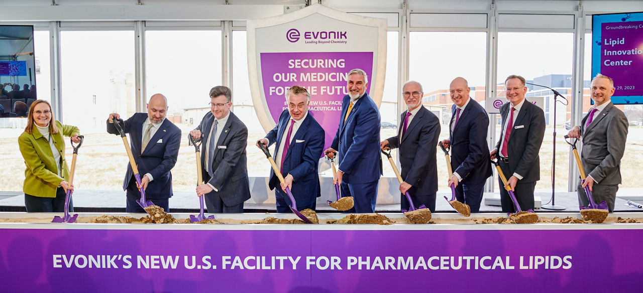 Groundbreaking Ceremony for the Lipid Innovation Center in Lafayette, Indiana (USA).Pictured (left to right): Bonnie Tully (President North America Evonik), Christopher Fuchs (German Embassy Washington), Michael Angelastro (ASPR/BARDA), Christian Kullmann (CEO Evonik), Eric Holcomb (Governor Indiana), Harald Schwager (Deputy CEO Evonik), Johann-Caspar Gammelin (President Nutrition & Care Evonik), Thomas Riermeier (Head of Health Care Evonik), Daniel Fricker (Site Head Tippecanoe Laboratories).----Feierliche Grundsteinlegung für das Lipid Innovation Center in Lafayette, Indiana (USA).Im Bild (von links nach rechts): Bonnie Tully (President North America Evonik), Christopher Fuchs (Deutsche Botschaft Washington), Michael Angelastro (ASPR/BARDA), Christian Kullmann (CEO Evonik), Eric Holcomb (Gouverneur Indiana), Harald Schwager (stellvertretender CEO Evonik), Johann-Caspar Gammelin (President Nutrition & Care Evonik), Thomas Riermeier (Leiter Health Care Evonik), Daniel Fricker (Standortleiter Tippecanoe Laboratories).