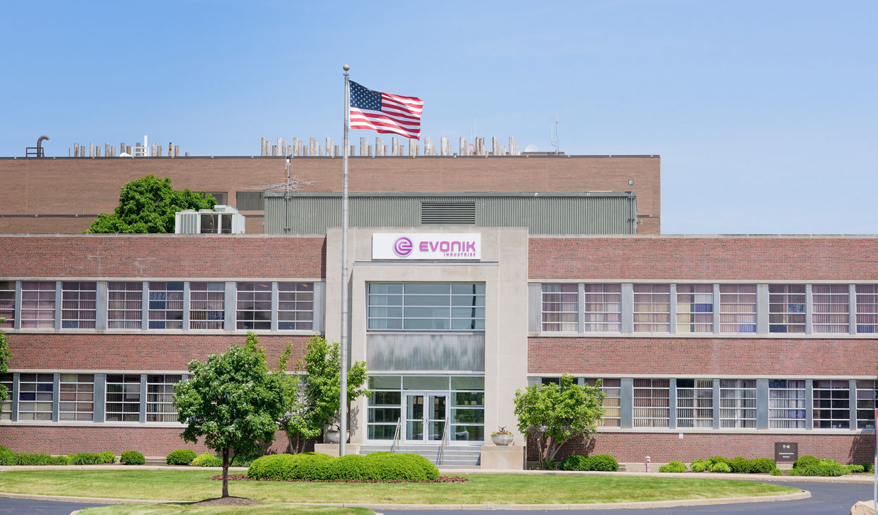 Evonik has been operating the Tippecanoe Laboratories site in Lafayette, Indiana, since the beginning of 2010. This is Evonik's second-largest site in the United States, employing about 650 people. In 1953, the U.S. pharmaceutical company Eli Lilly and Company built a plant for the production of penicillin. The Tippecanoe Laboratories were named after the county of the same name, whose capital is Lafayette. Over the years, the site grew to its current size and today produces active ingredients and precursors in two areas:
Bulk pharmaceutical manufacturing for active ingredients for the pharmaceutical industry and 
Animal Health Products for veterinary medicine.

Translated with www.DeepL.com/Translator (free version)
-------
Seit Beginn 2010 betreibt Evonik in Lafayette im US-Bundesstaat Indiana den Standort Tippecanoe Laboratories. Dieser ist mit rund 650 Mitarbeitern der zweitgrößte Evonik-Standort in den USA. 1953 baute das US-Pharmaunternehmen Eli Lilly and Company eine Anlage zur Produktion von Penicillin. Benannt wurden die Tippecanoe Laboratories nach dem gleichnamigen County, dessen Hauptstadt Lafayette ist. Im Laufe der Jahre wuchs der Standort auf seine jetzige Größe an und produziert heute Wirkstoffe und Vorprodukte in zwei Bereichen:
Bulk Pharmaceutical Manufacturing für Wirkstoffe für die Pharmaindustrie und 
Animal Health Products für die Tiermedizin.