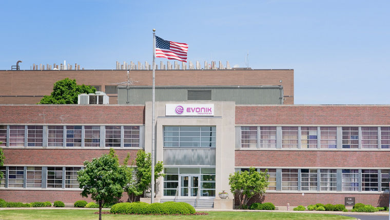 Evonik has been operating the Tippecanoe Laboratories site in Lafayette, Indiana, since the beginning of 2010. This is Evonik's second-largest site in the United States, employing about 650 people. In 1953, the U.S. pharmaceutical company Eli Lilly and Company built a plant for the production of penicillin. The Tippecanoe Laboratories were named after the county of the same name, whose capital is Lafayette. Over the years, the site grew to its current size and today produces active ingredients and precursors in two areas:
Bulk pharmaceutical manufacturing for active ingredients for the pharmaceutical industry and 
Animal Health Products for veterinary medicine.

Translated with www.DeepL.com/Translator (free version)
-------
Seit Beginn 2010 betreibt Evonik in Lafayette im US-Bundesstaat Indiana den Standort Tippecanoe Laboratories. Dieser ist mit rund 650 Mitarbeitern der zweitgrößte Evonik-Standort in den USA. 1953 baute das US-Pharmaunternehmen Eli Lilly and Company eine Anlage zur Produktion von Penicillin. Benannt wurden die Tippecanoe Laboratories nach dem gleichnamigen County, dessen Hauptstadt Lafayette ist. Im Laufe der Jahre wuchs der Standort auf seine jetzige Größe an und produziert heute Wirkstoffe und Vorprodukte in zwei Bereichen:
Bulk Pharmaceutical Manufacturing für Wirkstoffe für die Pharmaindustrie und 
Animal Health Products für die Tiermedizin.