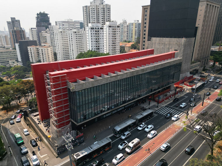 The art museum in São Paulo seen from above. In front of it an eight-lane road. 