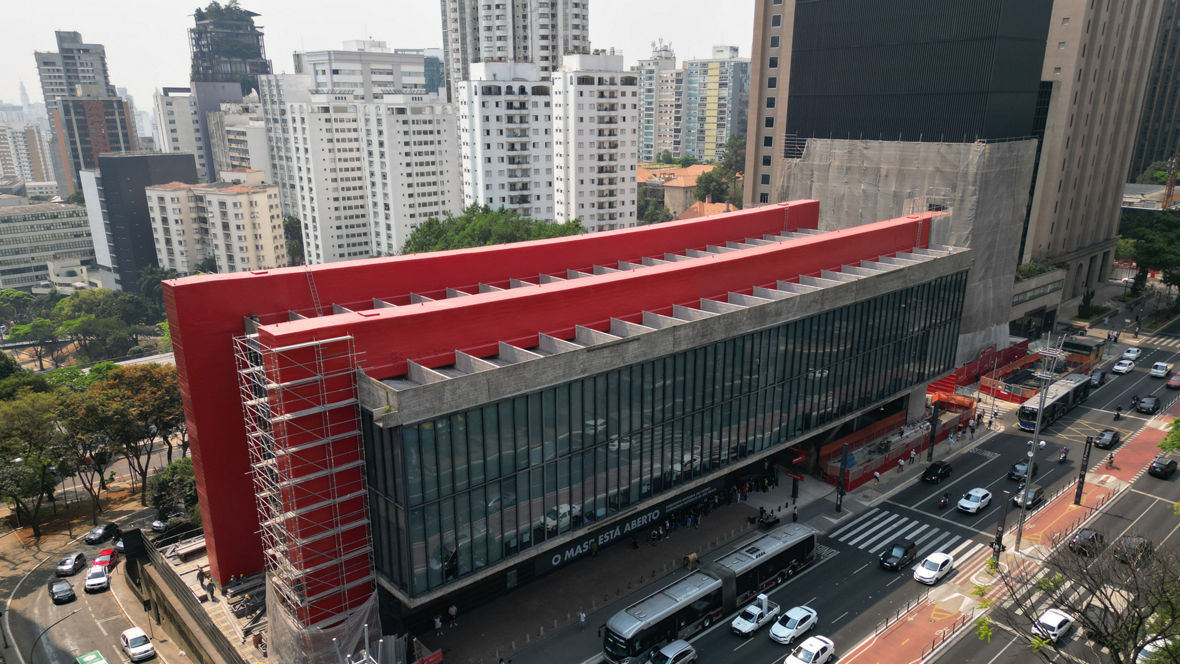 The art museum in São Paulo seen from above. In front of it an eight-lane road. 