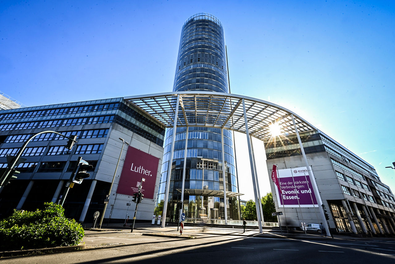 The Evonik Tower at Opernplatz 1 in Essen is the official new headquarters of Evonik Industries AG as of July 1, 2026. The image shows the tower and the entrance area.