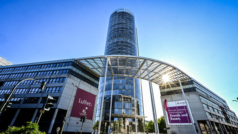 The Evonik Tower at Opernplatz 1 in Essen is the official new headquarters of Evonik Industries AG as of July 1, 2026. The image shows the tower and the entrance area.