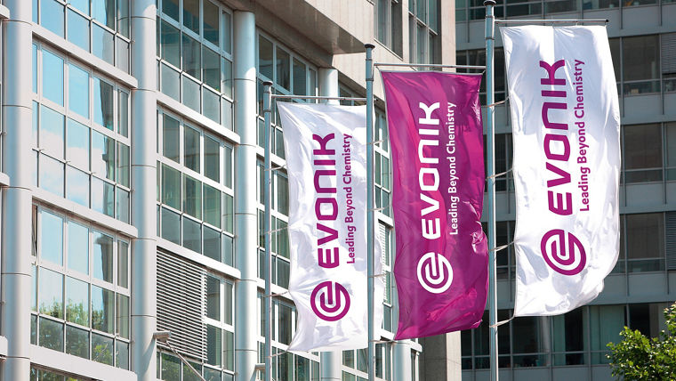Fahnen flattern vor der Evonik Hauptverwaltung an der Rellinghauser Straße 11 in Essen, DeutschlandFlags flutter in front of Evonik's headquarters at Rellinghauser Strasse 11 in Essen, Germany