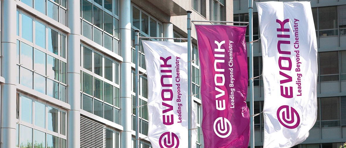 Fahnen flattern vor der Evonik Hauptverwaltung an der Rellinghauser Straße 11 in Essen, DeutschlandFlags flutter in front of Evonik's headquarters at Rellinghauser Strasse 11 in Essen, Germany