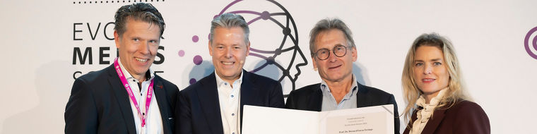 Übergabe der Urkunde zum Friederich Bergius Lecture Award. Von links: Christian Eilbracht, Chief Innovation Officer; Ralph Marquardt, General Chair Evonik meets Science 2025; Bernard Lucas Feringa, Professor an der Universität Groningen und Nobelpreisträger; Lauren Kjeldsen, Chief Operating Officer