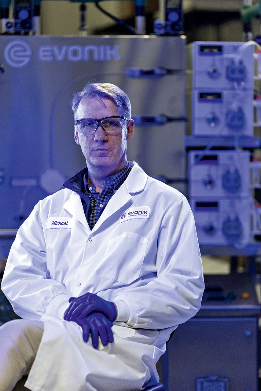 Mike Parr im Laborkittel ine einem Evonik.laboratorium.