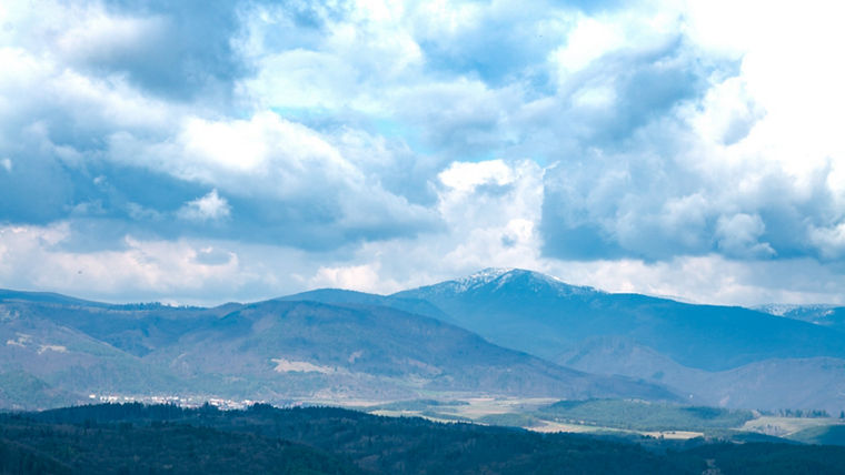 The Evonik plant in Slovenská Ľupča is located at the foot of the Low Tatras in Slovakia. The picture shows the plant and the mountains of the Low Tatras under a cloudy sky.
