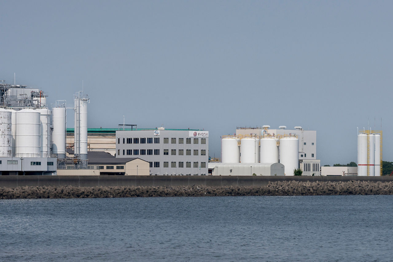 Das Evonik-Werk vom Wasser aus gesehen.