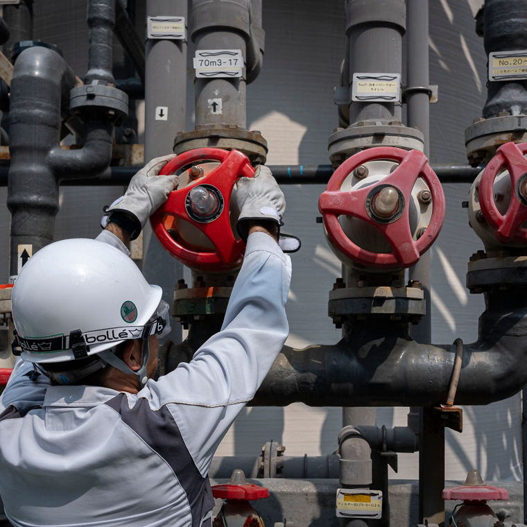 Ein Evonik-Mitarbeiter dreht an einem Ventilrad.