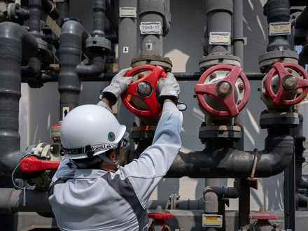 Ein Evonik-Mitarbeiter dreht an einem Ventilrad.