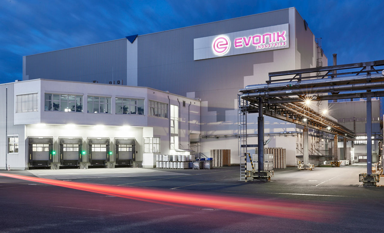 Der Evonik Standort Goldschmidt in Essen am  Abend. Eine Langzeitbelichtung.