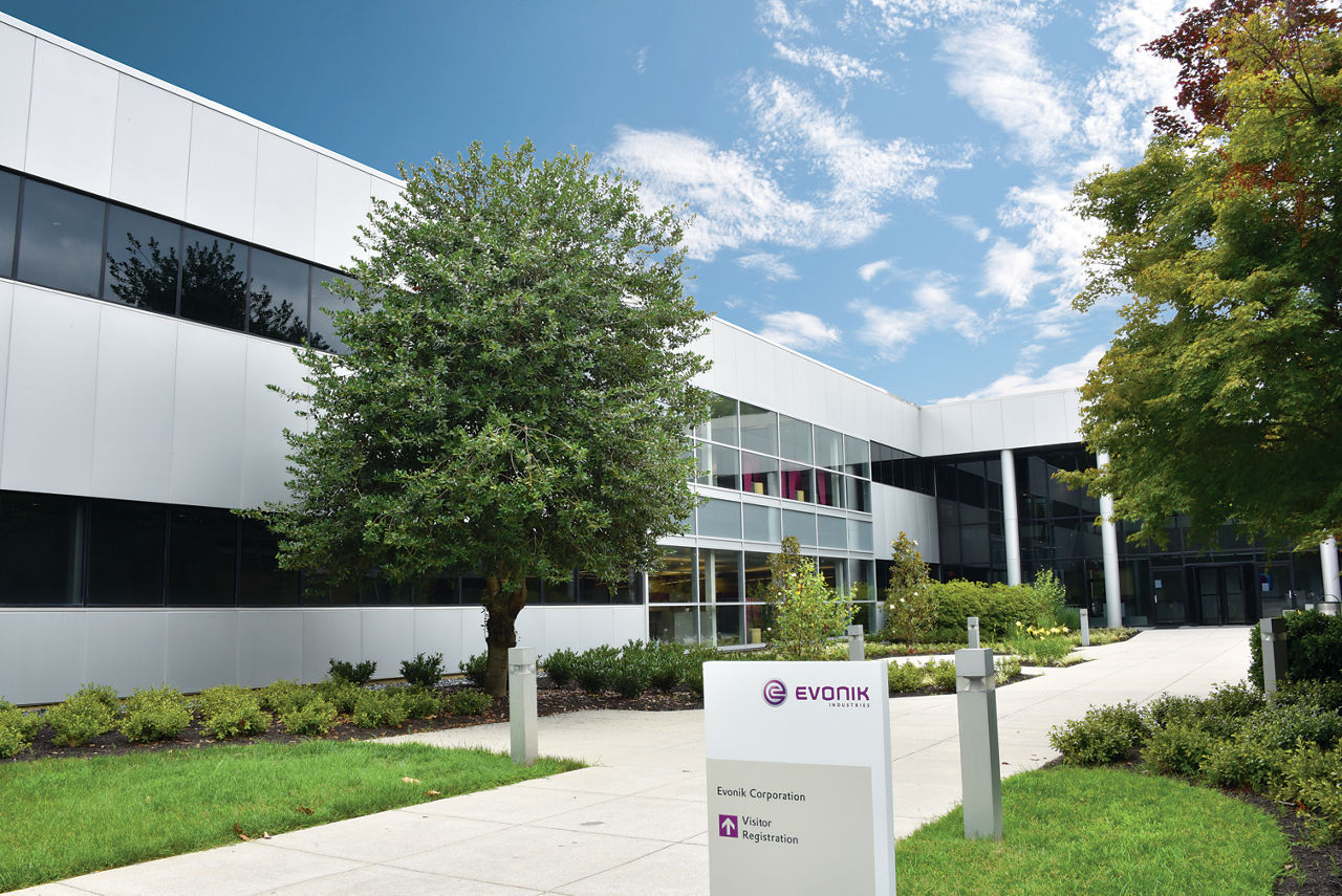 Der Evonik Standort in Richmond: Ein modernes Gebäude im Grünen