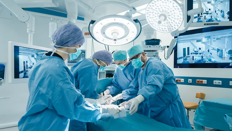 Medical team performing a surgical operation in a bright, modern operating room
Medizinisches Team bei der Durchführung eines chirurgischen Eingriffs in einem hellen, modernen Operationssaal