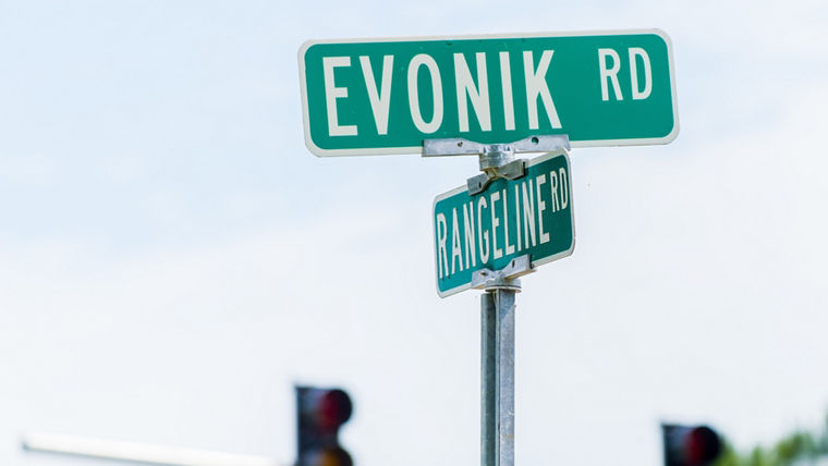 Evonik's largest North American site is located in Mobile (Alabama) on the Gulf of Mexico.  Some 700 employees there produce hydrogen peroxide, pyrogenic silica, and the feed additive methionine, among other things. Evonik's largest North American site is located in Mobile, Alabama, on the Gulf of Mexico. Some 700 employees there produce hydrogen peroxide, fumed silica, and the feed additive methionine, among other things. Evonik has also expanded its production of alcoholates, which are used as catalysts in biodiesel production, to the United States: Alternative forms of energy from renewable raw materials are also gaining in popularity in the region. Evonik is the global market leader in specialty catalysts for biodiesel production.Translated with www.DeepL.com/Translator (free version)---------Am Golf von Mexiko, in Mobile (Alabama), liegt der größte nordamerikanische Standort von Evonik.  Rund 700 Mitarbeiter stellen dort unter anderem Wasserstoffperoxid, pyrogene Kieselsäure und den Futtermittelzusatz Methionin her. Am Golf von Mexiko, in Mobile (Alabama), liegt der größte nordamerikanische Standort von Evonik. Rund 700 Mitarbeiter stellen dort unter anderem Wasserstoffperoxid, pyrogene Kieselsäure und den Futtermittelzusatz Methionin her. Ebenfalls auf die USA ausgeweitet hat Evonik die Produktion von Alkoholaten, die als Katalysatoren in der Biodieselherstellung eingesetzt werden: Auch alternative Energieformen aus nachwachsenden Rohstoffen gewinnen in der Region zunehmend an Popularität. Mit dem Spezialkatalysator zur Herstellung von Biodiesel ist Evonik Weltmarktführer.