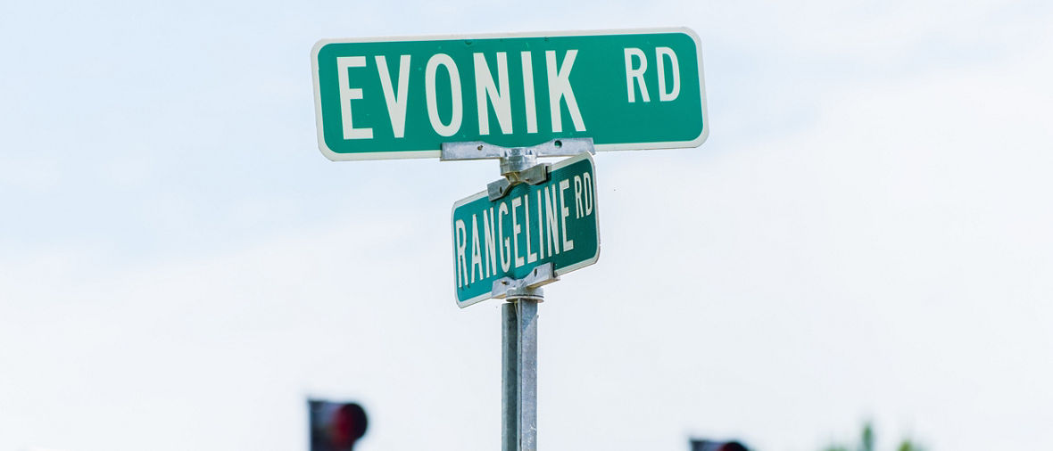 Evonik's largest North American site is located in Mobile (Alabama) on the Gulf of Mexico.  Some 700 employees there produce hydrogen peroxide, pyrogenic silica, and the feed additive methionine, among other things. Evonik's largest North American site is located in Mobile, Alabama, on the Gulf of Mexico. Some 700 employees there produce hydrogen peroxide, fumed silica, and the feed additive methionine, among other things. Evonik has also expanded its production of alcoholates, which are used as catalysts in biodiesel production, to the United States: Alternative forms of energy from renewable raw materials are also gaining in popularity in the region. Evonik is the global market leader in specialty catalysts for biodiesel production.Translated with www.DeepL.com/Translator (free version)---------Am Golf von Mexiko, in Mobile (Alabama), liegt der größte nordamerikanische Standort von Evonik.  Rund 700 Mitarbeiter stellen dort unter anderem Wasserstoffperoxid, pyrogene Kieselsäure und den Futtermittelzusatz Methionin her. Am Golf von Mexiko, in Mobile (Alabama), liegt der größte nordamerikanische Standort von Evonik. Rund 700 Mitarbeiter stellen dort unter anderem Wasserstoffperoxid, pyrogene Kieselsäure und den Futtermittelzusatz Methionin her. Ebenfalls auf die USA ausgeweitet hat Evonik die Produktion von Alkoholaten, die als Katalysatoren in der Biodieselherstellung eingesetzt werden: Auch alternative Energieformen aus nachwachsenden Rohstoffen gewinnen in der Region zunehmend an Popularität. Mit dem Spezialkatalysator zur Herstellung von Biodiesel ist Evonik Weltmarktführer.