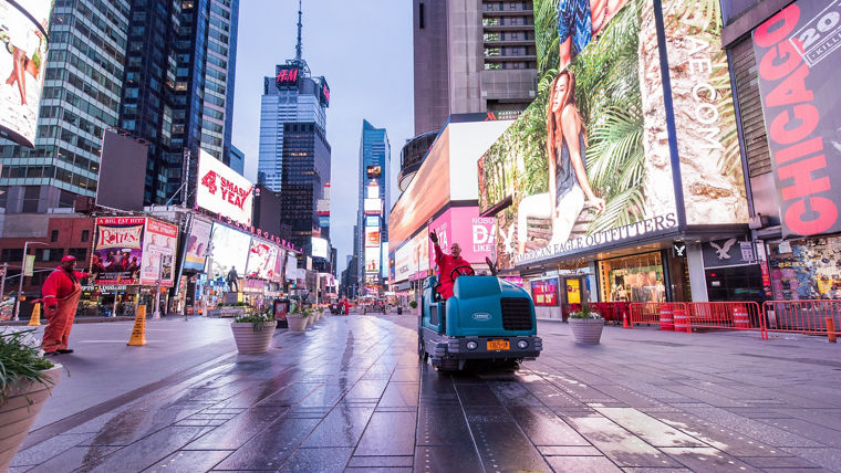 Eine Straßenreinigungsmaschine auf dem nächtlichen Times Square.