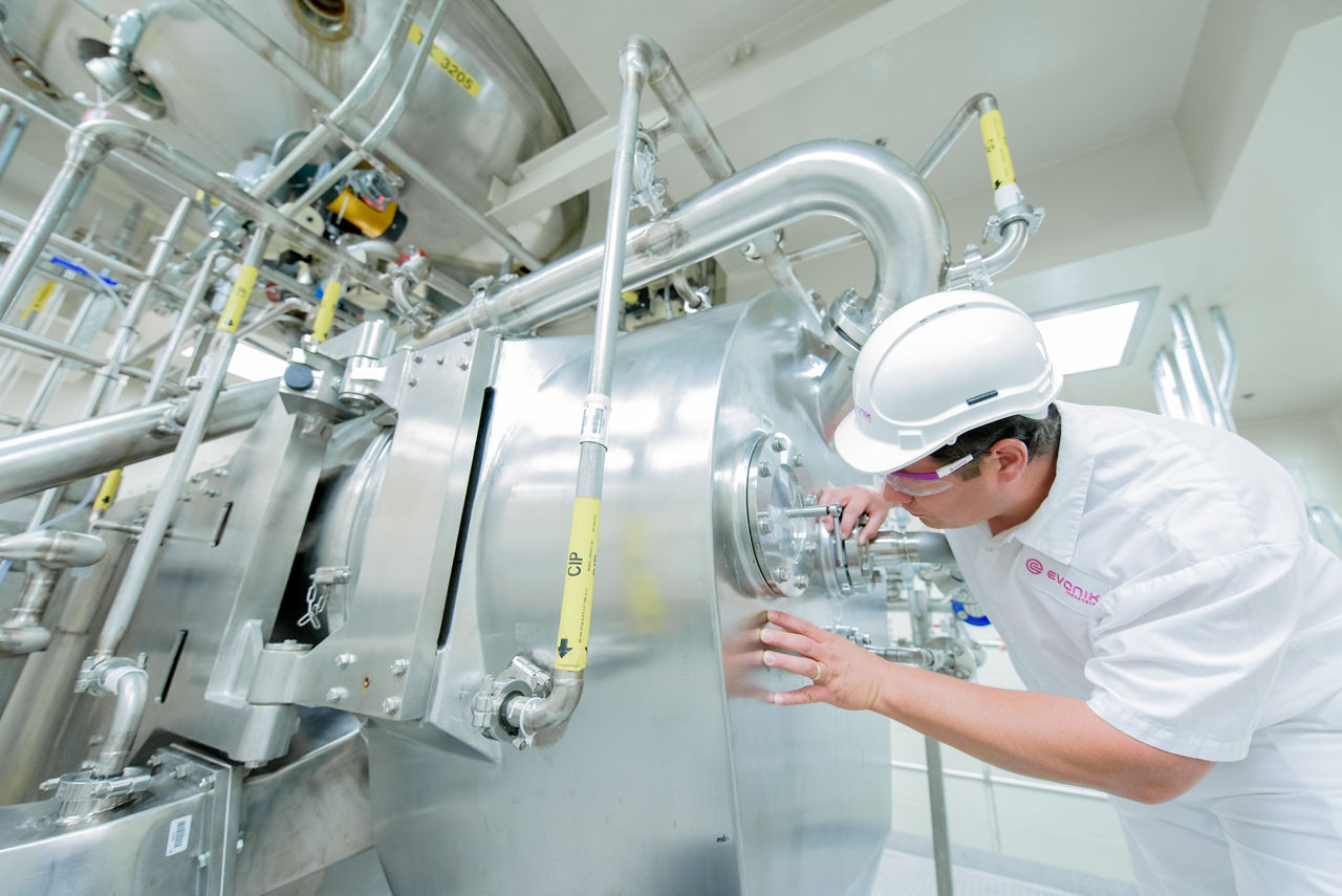 An Evonik employee at the Tippecanoe plant, Lavayette, IN, at a test facility.
------
Ein Evonik-Mitarbeiter im Werk Tippecanoe,  Lavayette, IN,  an einer Testanlage.