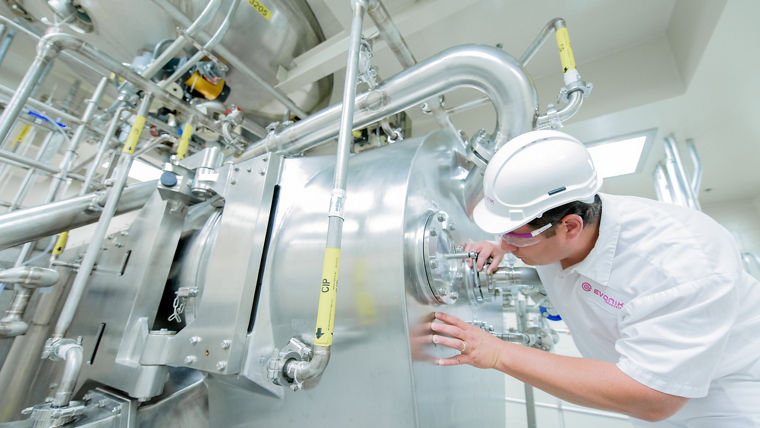 An Evonik employee at the Tippecanoe plant, Lavayette, IN, at a test facility.
------
Ein Evonik-Mitarbeiter im Werk Tippecanoe,  Lavayette, IN,  an einer Testanlage.