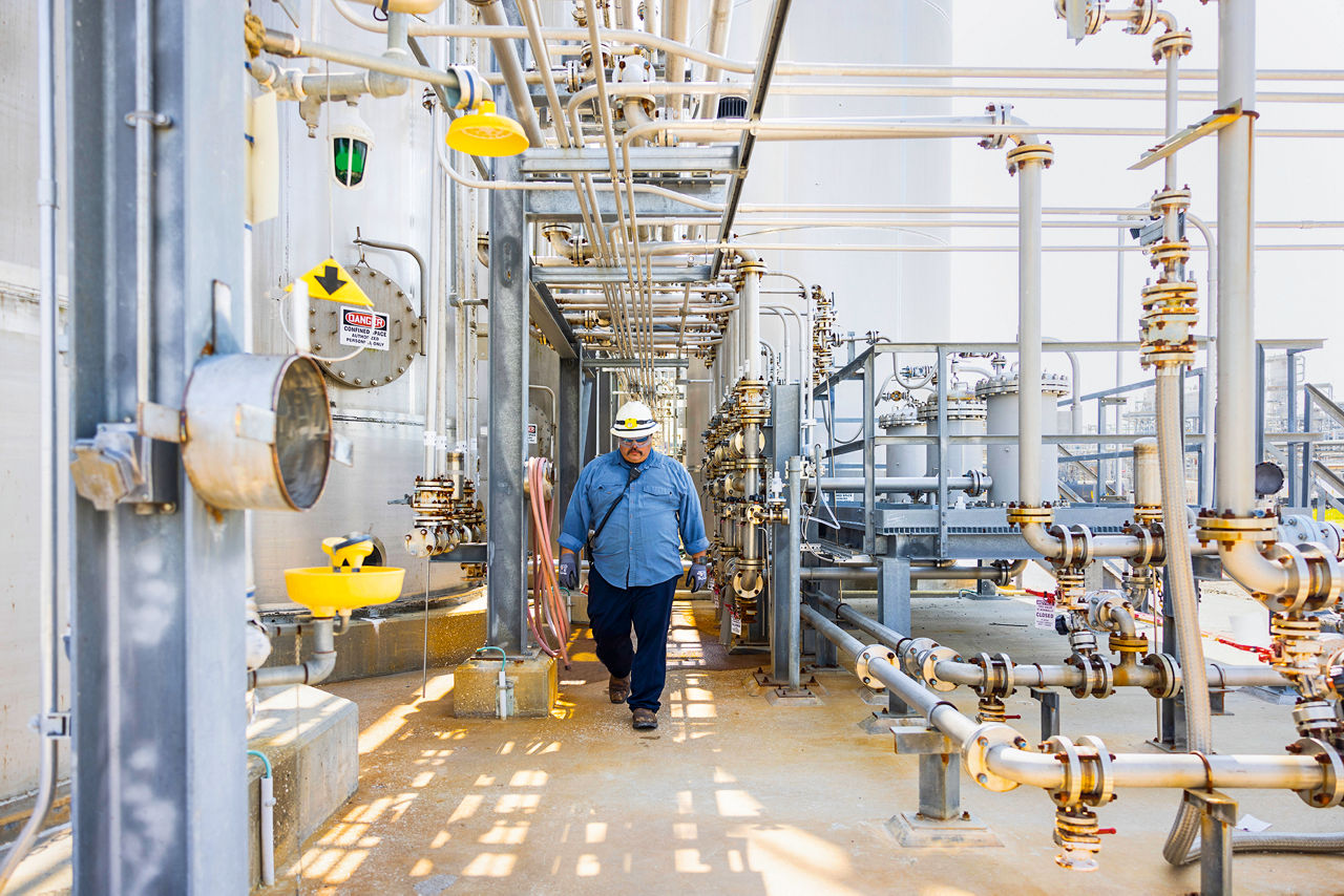 Alles unter Kontrolle: Evonik-Mitarbeiter Anthony Castillo ist unterwegs auf dem Gelände der Wasserstoffperoxid-Fabrik in Bayport südlich von Houston.