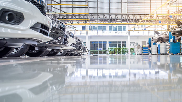 Hall of a car rental service with shiny floorHalle einer Autovermietung mit glänzendem Fußboden