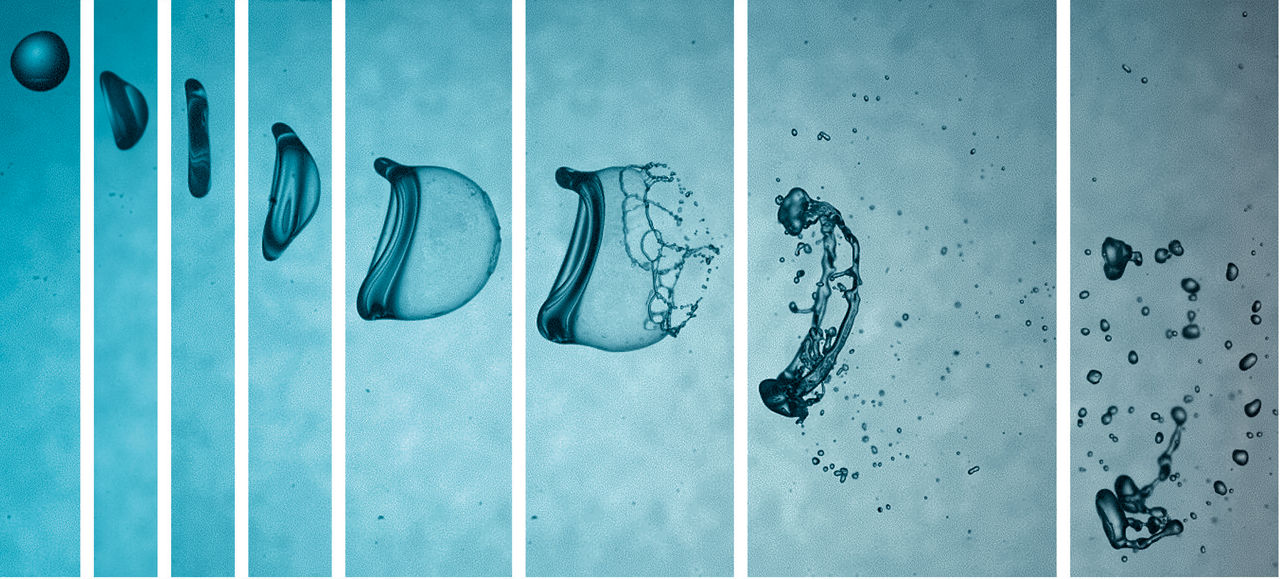 Eine achtteilige Reihenaufnahme, die zeigt, wie durch Wind aus dem Tropfen ein feiner Spühnebel wird.