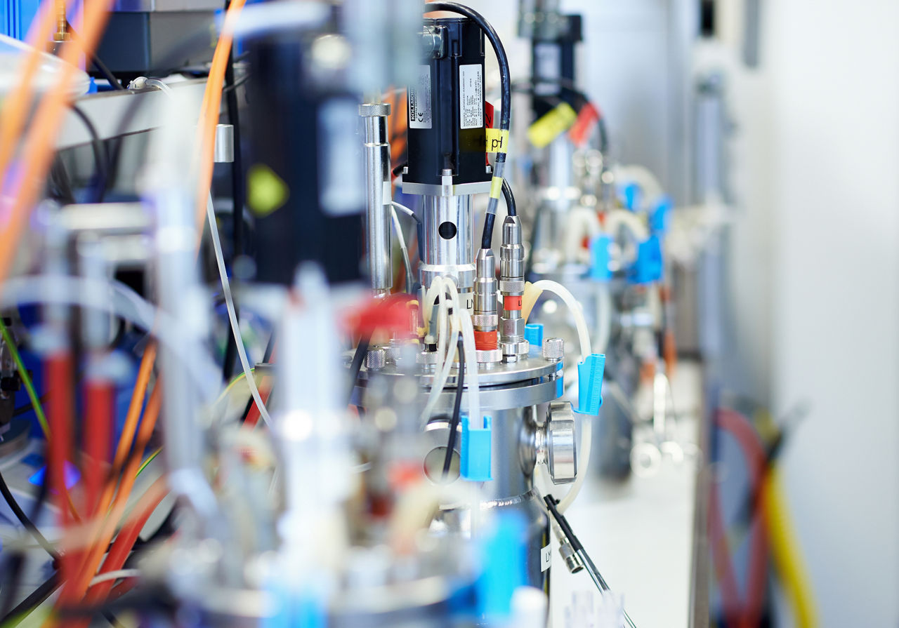 Blick auf kleinere Fermenter im Labor.