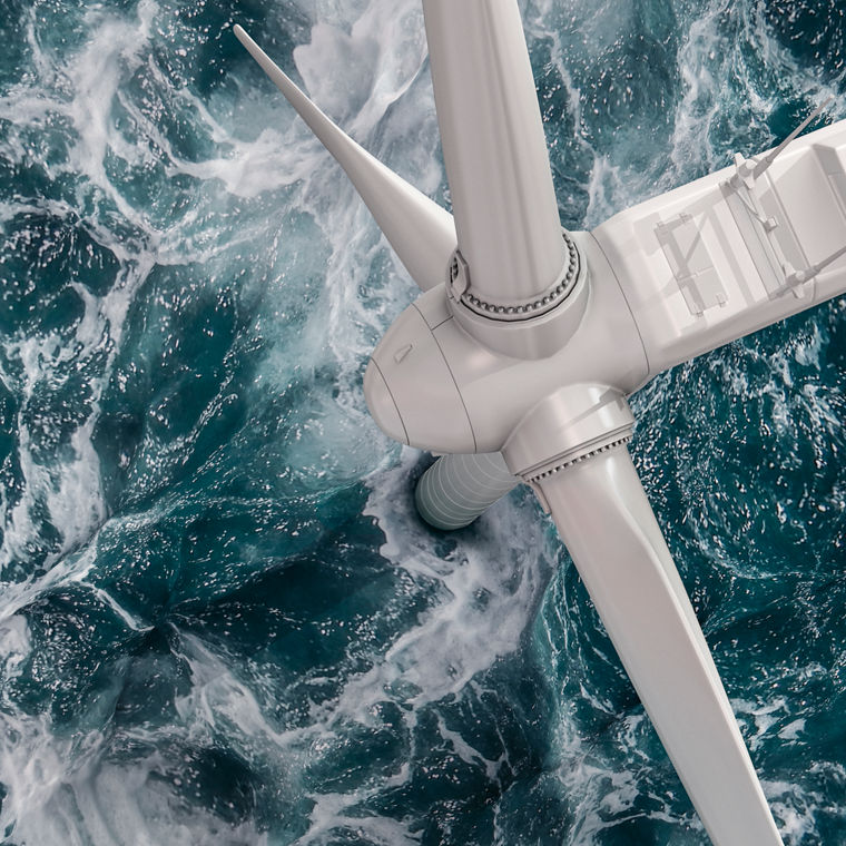 Luftaufnahme einer Windkraftanlage auf dem Meervon oben