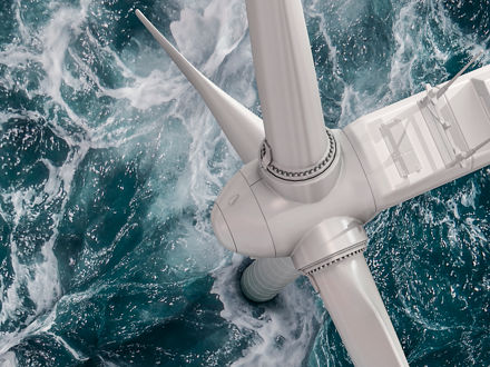 Luftaufnahme einer Windkraftanlage auf dem Meervon oben