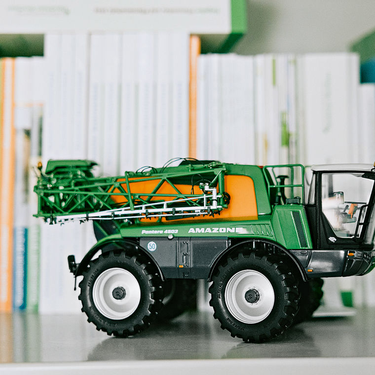 Model einer selbstfahrenden Feldspritze (Pantera 4503)