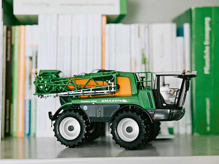 Model of a self-propelled field sprayer