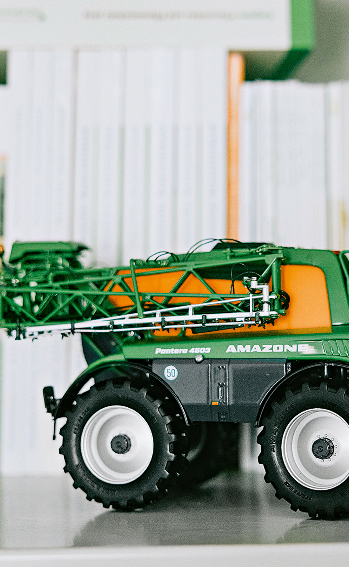 Model einer selbstfahrenden Feldspritze (Pantera 4503)