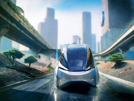 Ein futuristisches Fahrzeug fährt zwischen zwei Brücken einer Großstadt.