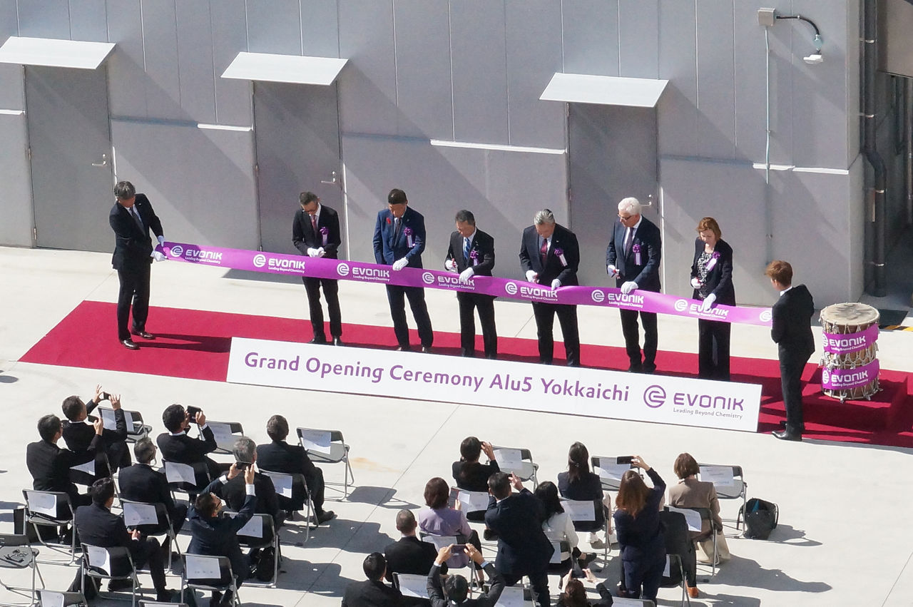 Gruppenbild beim Durchschneiden eines symbolischen Bandes.