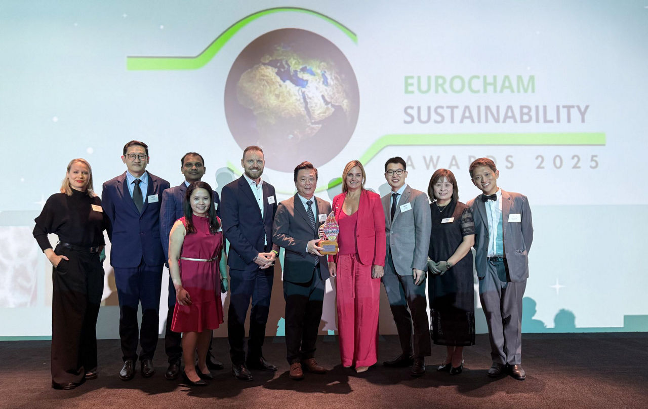 Ein Gruppenbild mit 10 Personen und Preis.