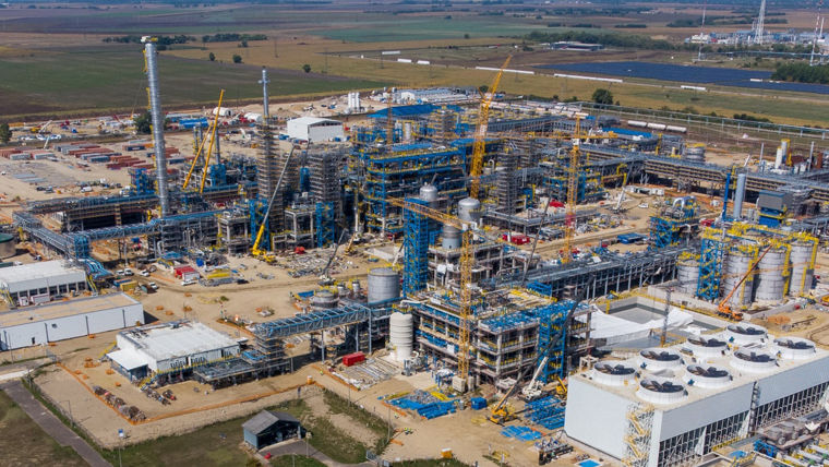 Ein wesentlicher Teil des Produktionsprozesses bei MOL ist das von Evonik Active Oxygens und thyssenkrupp Industrial Solutions gemeinsam entwickelte „Hydrogen Peroxide to Propylene Oxide (HPPO)“-Verfahren.