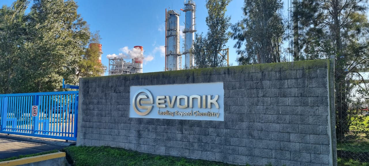 Eine Mauer mit einem Evonik Schild, daneben 