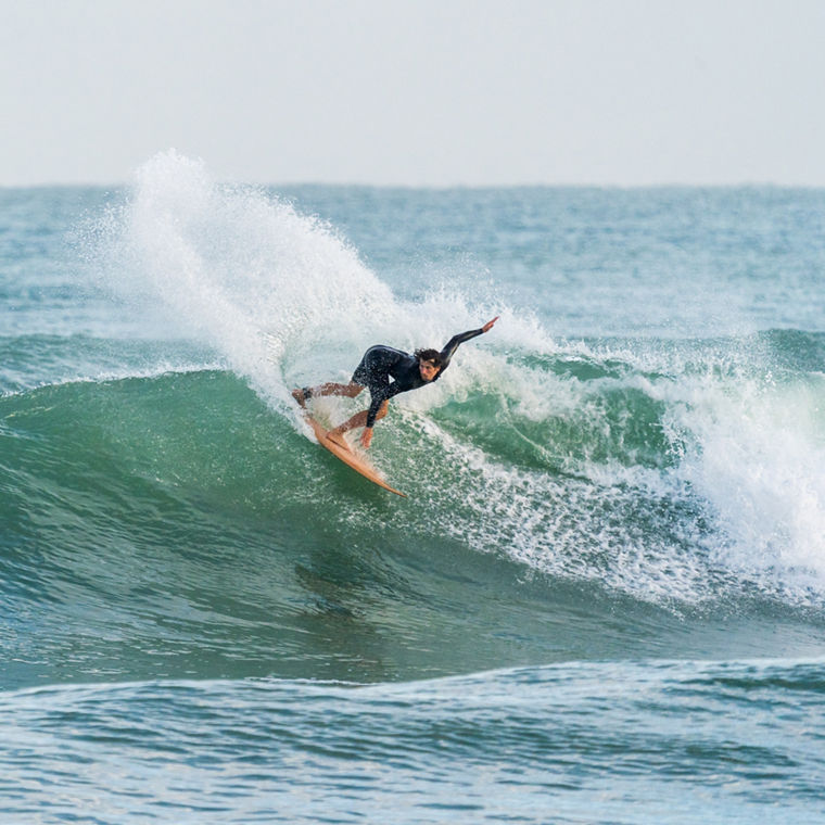 Copyright: KANOA Surfboards. Die KANOA HRT Surfboards sind mit der patentierten Honey Roots Technologie ausgestattet, die langlebige und leistungsstarke Surfboards mit minimalen Umweltauswirkungen kombiniert. Dafür wurden herkömmliche Materialien wie Kohlenstoff und Glasfaser durch Naturfasern oder recycelte Materialien ersetzt. Die Verwendung von ALBIDUR® von Evonik im Herstellungsprozess verbessert die Mechanik und Performance der Bretter. Zugleich ermöglicht es den Einsatz eines recyclebaren Epoxidharzes, ohne dass das Brett spröde wird,Nutzung dieser Fotos ist ausschließlich im Zusammenhang mit produkten der Marke Kanoa (Hersteller Gunsails) erlaubt.Use of these photos is permitted exclusively in connection with products of the Kanoa brand (manufacturer Gunsails).