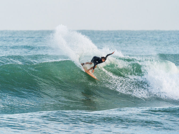 Copyright: KANOA Surfboards. Die KANOA HRT Surfboards sind mit der patentierten Honey Roots Technologie ausgestattet, die langlebige und leistungsstarke Surfboards mit minimalen Umweltauswirkungen kombiniert. Dafür wurden herkömmliche Materialien wie Kohlenstoff und Glasfaser durch Naturfasern oder recycelte Materialien ersetzt. Die Verwendung von ALBIDUR® von Evonik im Herstellungsprozess verbessert die Mechanik und Performance der Bretter. Zugleich ermöglicht es den Einsatz eines recyclebaren Epoxidharzes, ohne dass das Brett spröde wird,Nutzung dieser Fotos ist ausschließlich im Zusammenhang mit produkten der Marke Kanoa (Hersteller Gunsails) erlaubt.Use of these photos is permitted exclusively in connection with products of the Kanoa brand (manufacturer Gunsails).