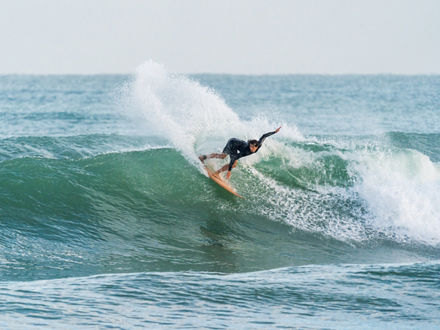 Copyright: KANOA Surfboards. Die KANOA HRT Surfboards sind mit der patentierten Honey Roots Technologie ausgestattet, die langlebige und leistungsstarke Surfboards mit minimalen Umweltauswirkungen kombiniert. Dafür wurden herkömmliche Materialien wie Kohlenstoff und Glasfaser durch Naturfasern oder recycelte Materialien ersetzt. Die Verwendung von ALBIDUR® von Evonik im Herstellungsprozess verbessert die Mechanik und Performance der Bretter. Zugleich ermöglicht es den Einsatz eines recyclebaren Epoxidharzes, ohne dass das Brett spröde wird,Nutzung dieser Fotos ist ausschließlich im Zusammenhang mit produkten der Marke Kanoa (Hersteller Gunsails) erlaubt.Use of these photos is permitted exclusively in connection with products of the Kanoa brand (manufacturer Gunsails).