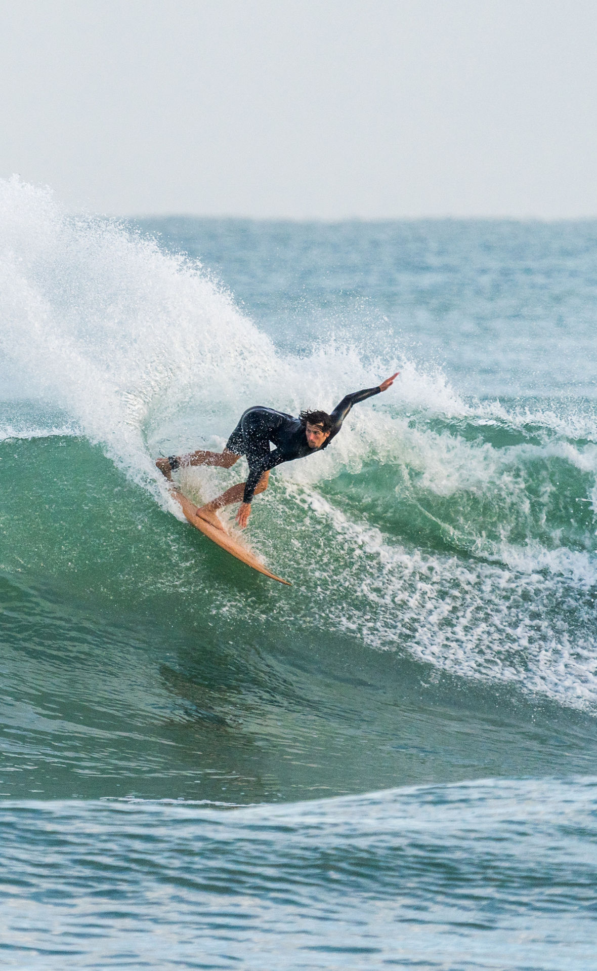 Copyright: KANOA Surfboards. Die KANOA HRT Surfboards sind mit der patentierten Honey Roots Technologie ausgestattet, die langlebige und leistungsstarke Surfboards mit minimalen Umweltauswirkungen kombiniert. Dafür wurden herkömmliche Materialien wie Kohlenstoff und Glasfaser durch Naturfasern oder recycelte Materialien ersetzt. Die Verwendung von ALBIDUR® von Evonik im Herstellungsprozess verbessert die Mechanik und Performance der Bretter. Zugleich ermöglicht es den Einsatz eines recyclebaren Epoxidharzes, ohne dass das Brett spröde wird,Nutzung dieser Fotos ist ausschließlich im Zusammenhang mit produkten der Marke Kanoa (Hersteller Gunsails) erlaubt.Use of these photos is permitted exclusively in connection with products of the Kanoa brand (manufacturer Gunsails).