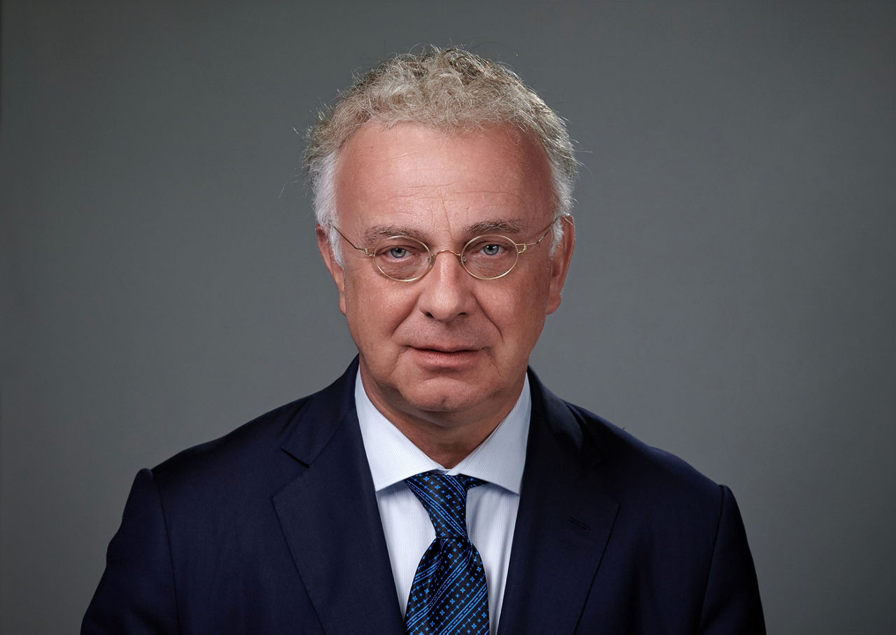 Christian Kullmann
Vorsitzender des Vorstandes der Evonik Industries AG
-----
Christian Kullmann,
Chairman of the Executive Board of Evonik Industries AG
Christian Kullmann,
Chairman of the Executive Board of Evonik Industries AG
-----
Christian Kullmann
Vorsitzender des Vorstandes der Evonik Industries AG