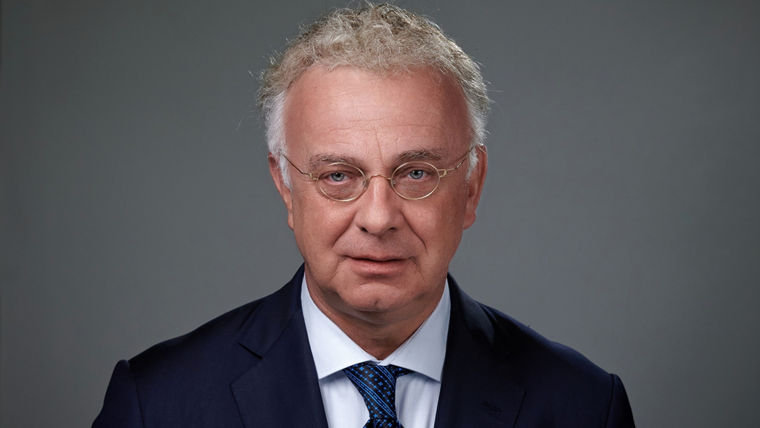 Christian Kullmann
Vorsitzender des Vorstandes der Evonik Industries AG
-----
Christian Kullmann,
Chairman of the Executive Board of Evonik Industries AG
Christian Kullmann,
Chairman of the Executive Board of Evonik Industries AG
-----
Christian Kullmann
Vorsitzender des Vorstandes der Evonik Industries AG